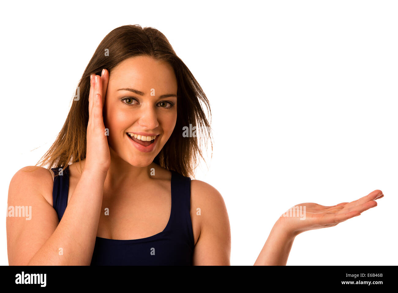 Feliz mujer caucásica asiática tiene en mano copyspace aislado sobre blanco Foto de stock