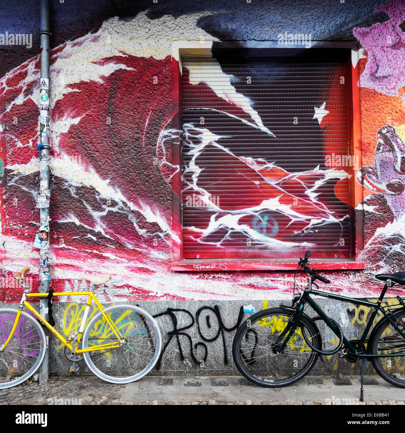Arte callejero y graffiti en la pared del edificio en bohemian Friedrichshain de Berlín en Alemania Foto de stock