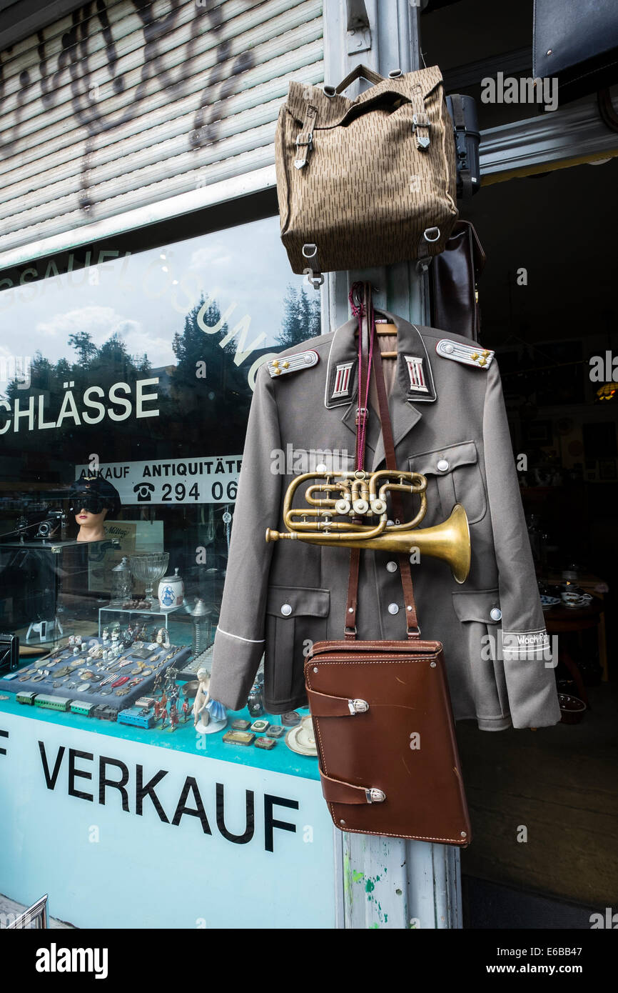Tienda de antigüedades venta de artículos militares, en el distrito de Friedrichshain de Berlín, Alemania Foto de stock