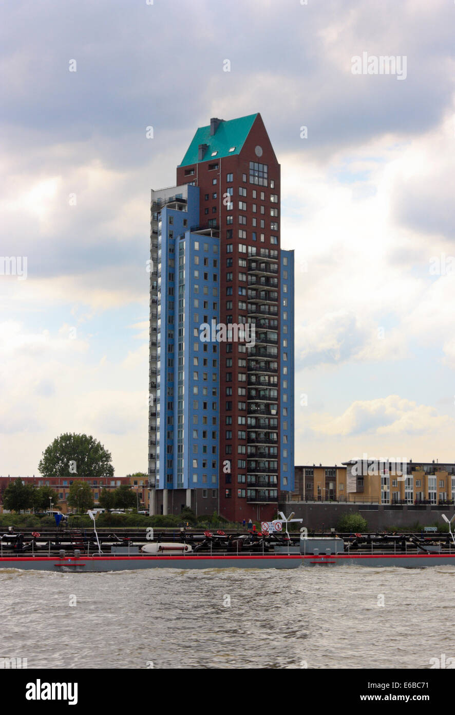 Alto edificio residencial a orillas del río Maas Nieuve, Rotterdam, Holanda Meridional, Países Bajos Foto de stock