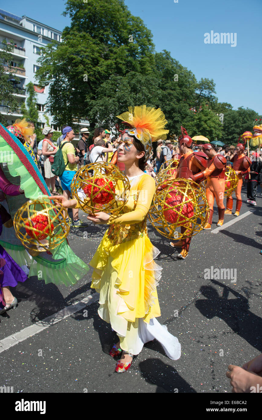 Los participantes en el Karneval der Kulturen (Carnaval de las culturas), uno de los principales festivales urbanos en Berlín. Foto de stock
