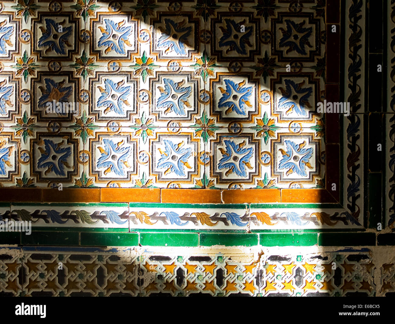 Muebles antiguos y paredes de azulejos árabe desgastados en día soleado en  un patio andaluz Fotografía de stock - Alamy