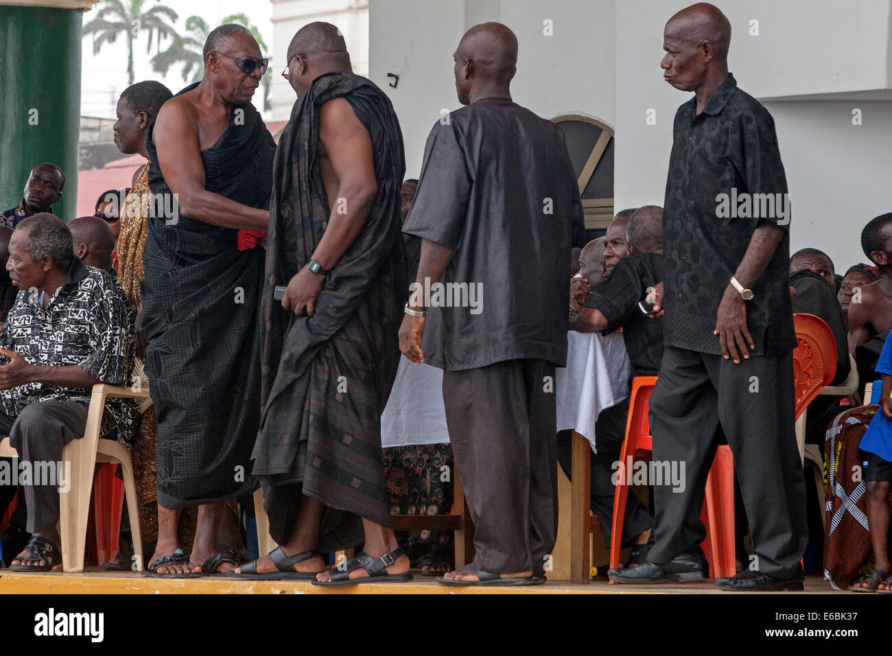 Los líderes tribales en la ceremonia fúnebre, Cape Coast, Ghana, África Foto de stock