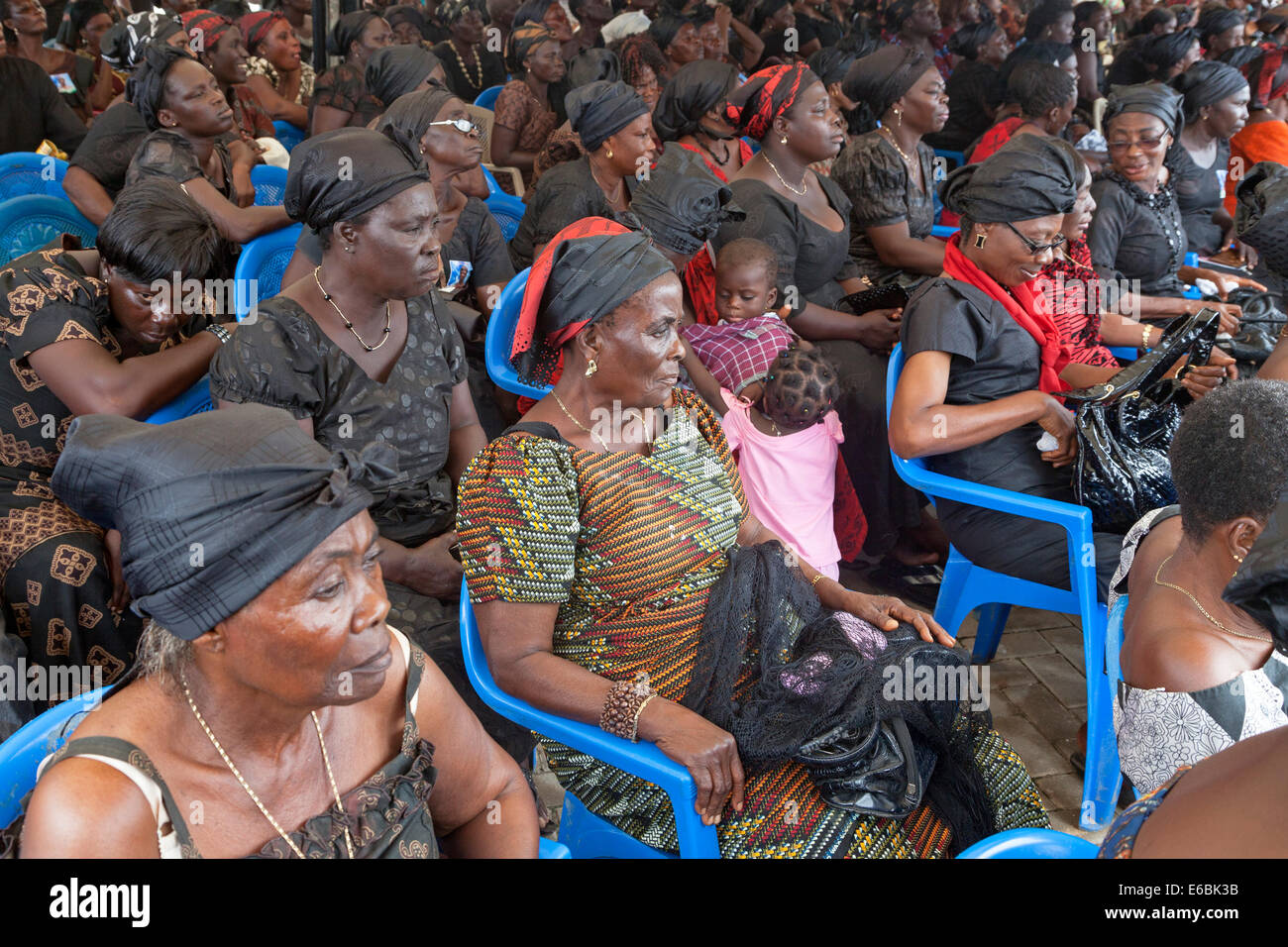 Dolientes en el funeral del líder local, Cape Coast, Ghana, África Foto de stock