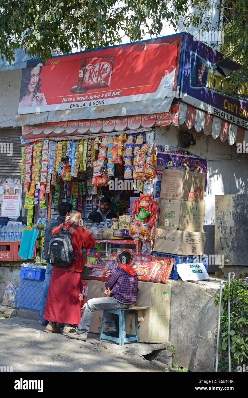 Una tienda de regalos india que vende recuerdos del Himalaya en Mall Road, una popular atracción turística en Shimla en Himachal Pradesh, India Foto de stock