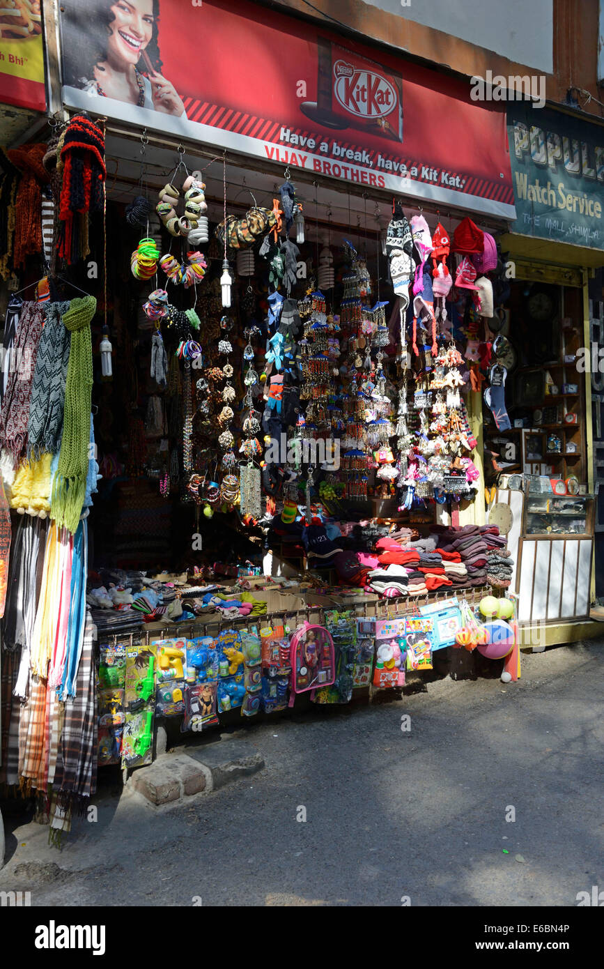 Una tienda de regalos india que vende recuerdos del Himalaya en Mall Road, una popular atracción turística en Shimla en Himachal Pradesh, India Foto de stock