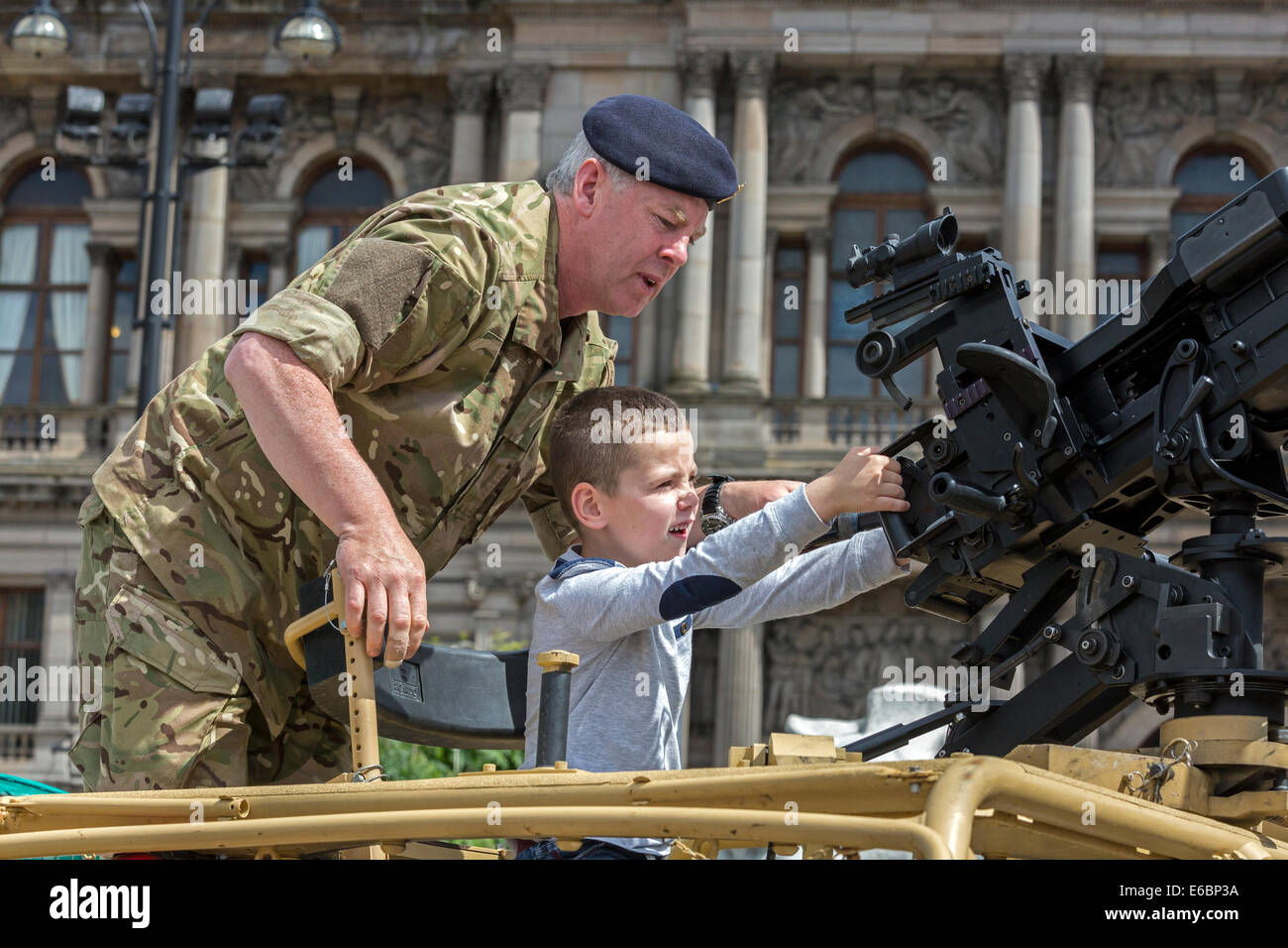 Siendo joven le da instrucciones sobre cómo utilizar una ametralladora durante un desfile militar y visualización, George Square, Glasgow, Foto de stock