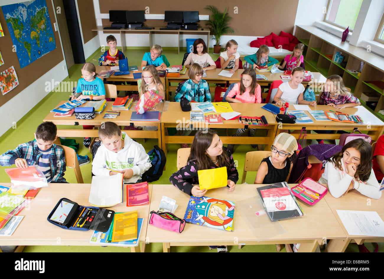 Niños sentados en una clase de la escuela primaria durante una lección, Reith im Alpbachtal, distrito de Kufstein, Tirol, Austria Foto de stock