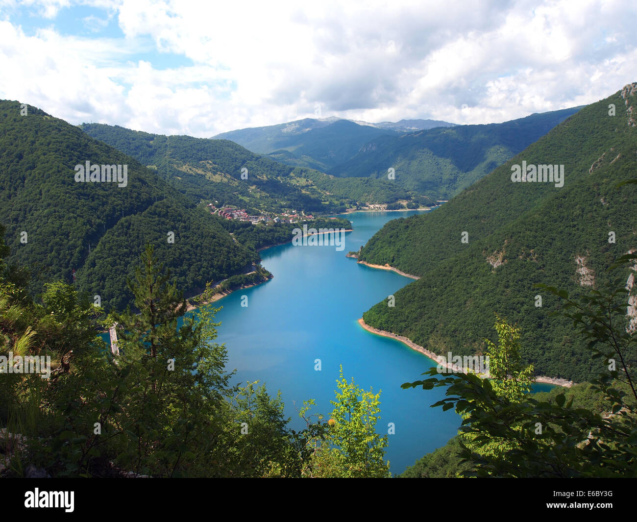 Hermosa vista del lago de alta montaña azul Foto de stock
