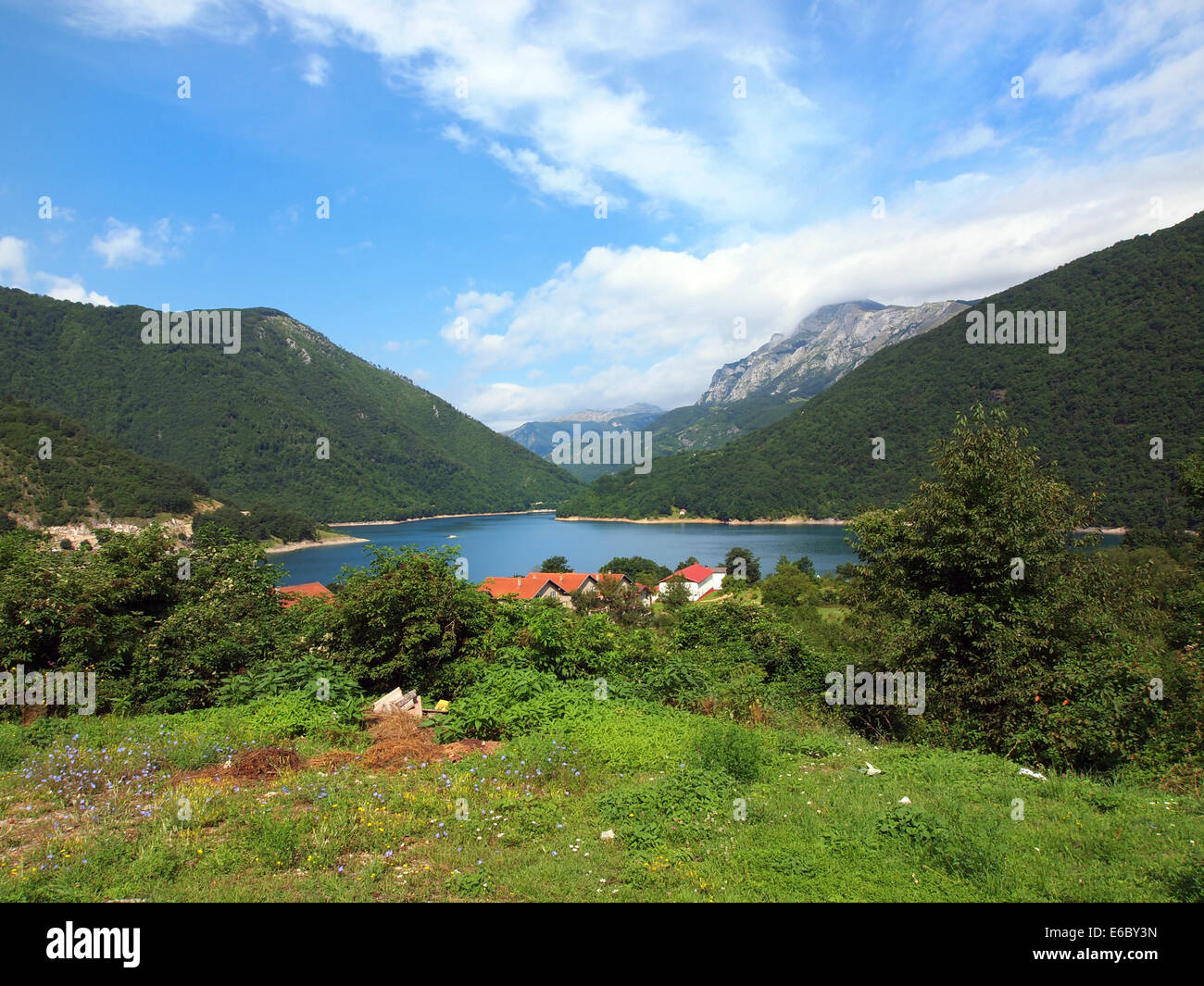 Hermosa vista del lago de alta montaña azul Foto de stock
