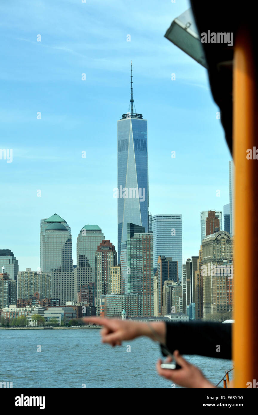 World Trade Center, anteriormente conocida como la Torre de la libertad, visto desde el East River. Nueva York Foto de stock
