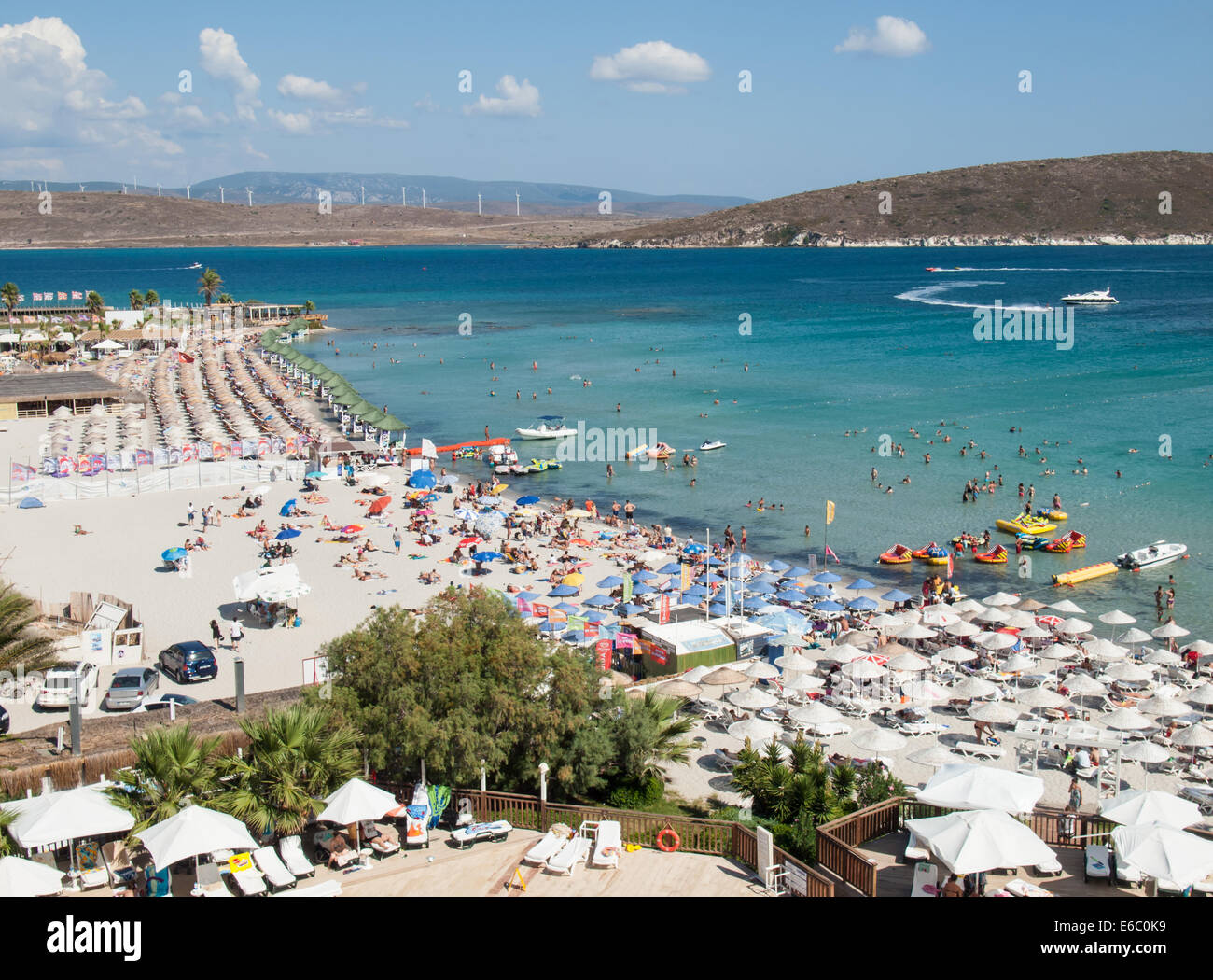 Cesme, Turquía, Agosto 2nd, 2014: playa turística en la península Cesme en temporada alta. Foto de stock