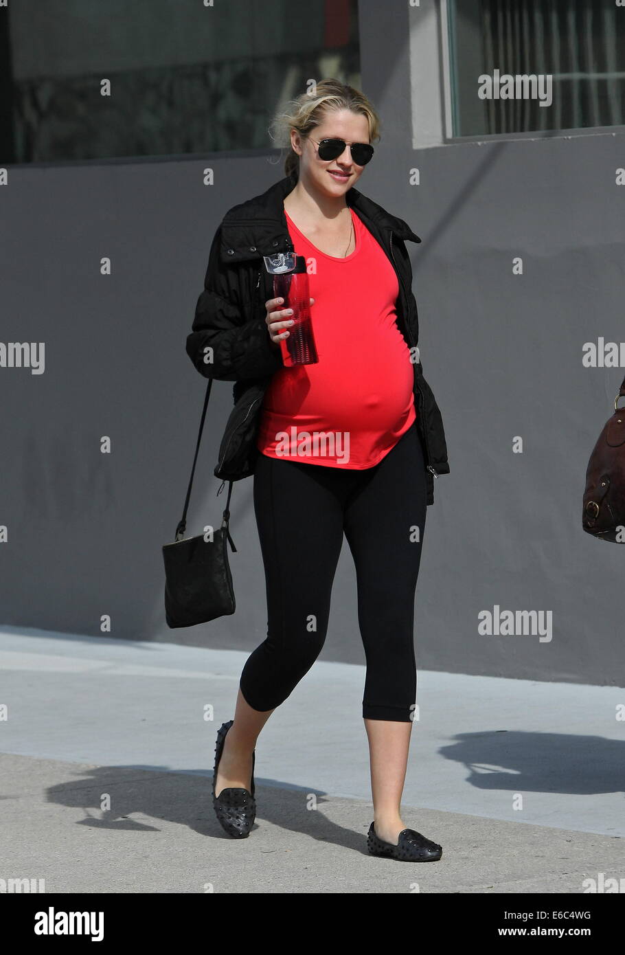 Muy embarazada Teresa Palmer dejando un gimnasio en West Hollywood luciendo  un rojo brillante recortada de longitud media y superior con leggings: Teresa  Palmer donde: Los Angeles, California, Estados Unidos Cuándo: 04