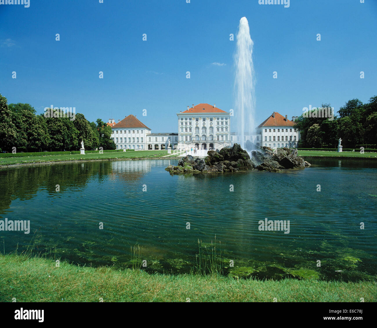 Grosses Parterre mit Fontaene im Schlosspark von Schloss Nymphenburg en  Muenchen, Isar, Oberbayern, Bayern Fotografía de stock - Alamy