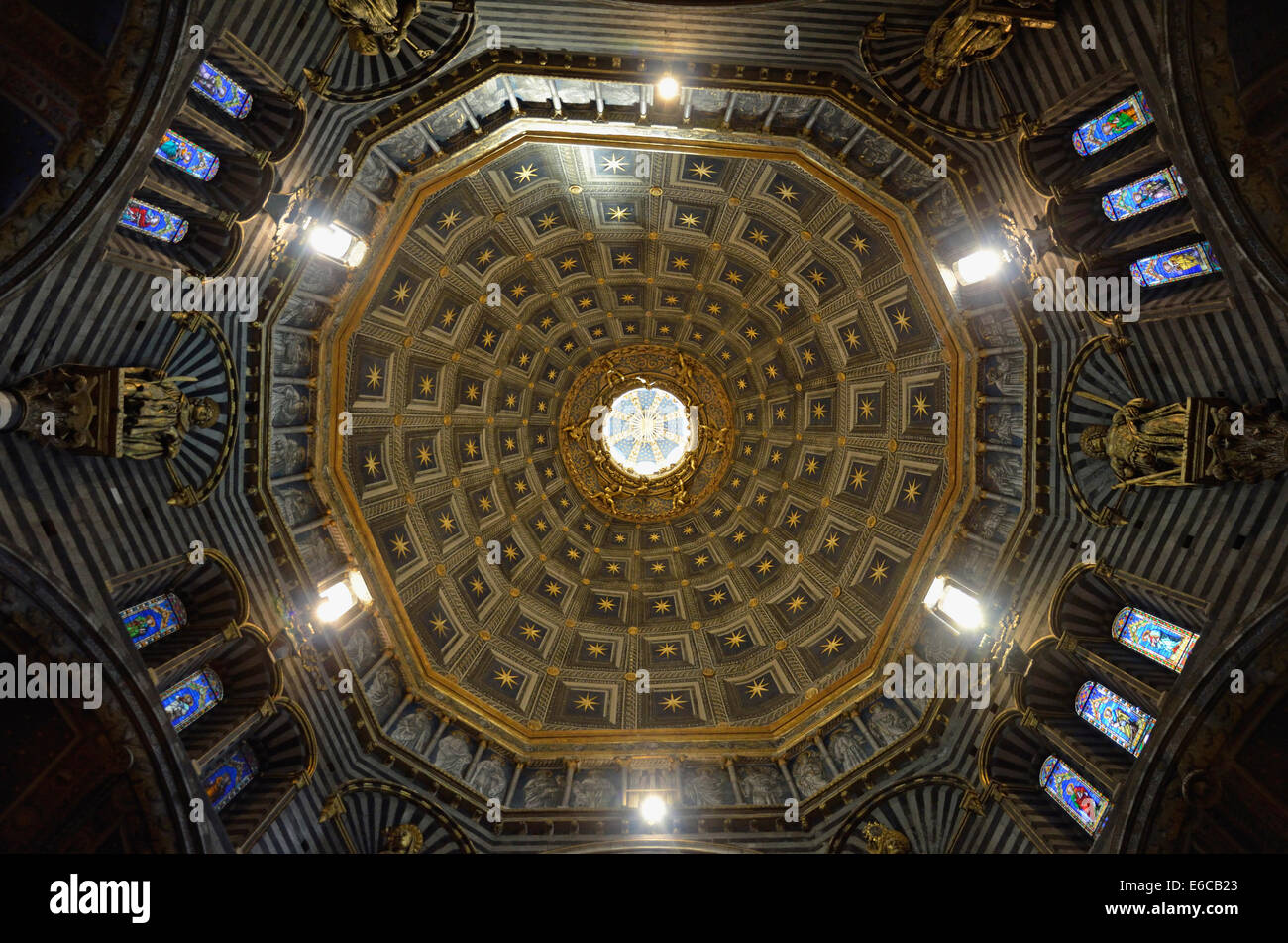 En el interior de la cúpula de la catedral Duomo, Siena, Toscana, Italia, Europa Foto de stock