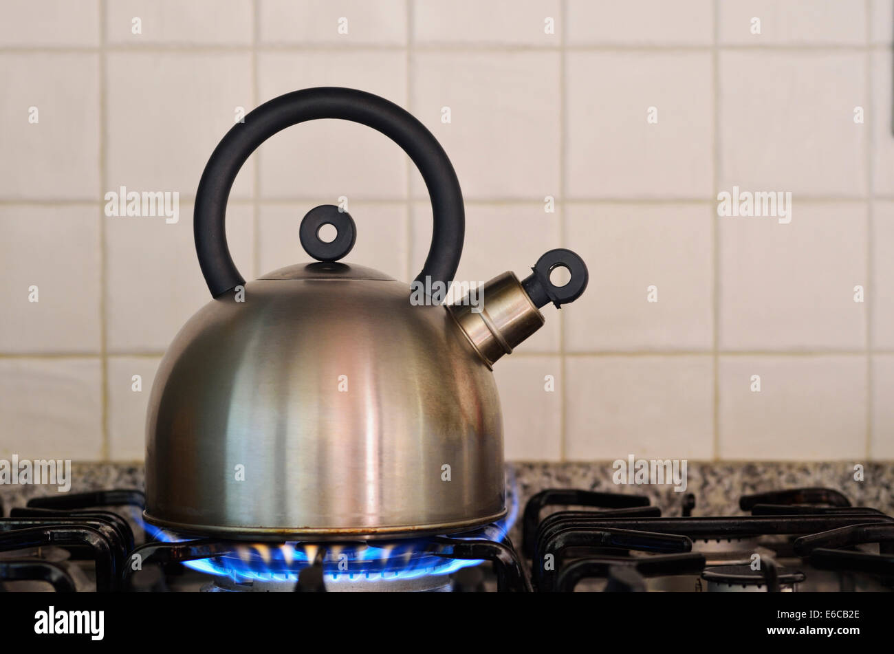 La tetera hervidora en estufa de gas burner Foto de stock