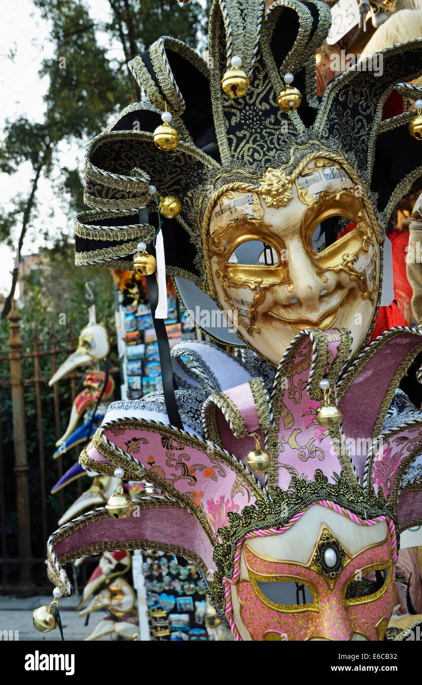 Las máscaras venecianas tradicionales muestran en tienda en Venecia, Italia, Europa Foto de stock