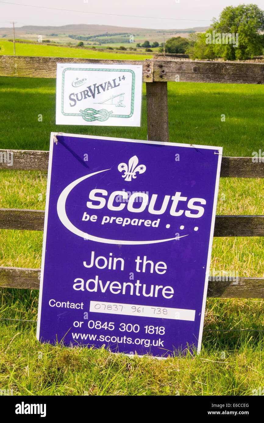 Un campamento de supervivencia Austwick Scout en los valles de Yorkshire, Reino Unido. Foto de stock