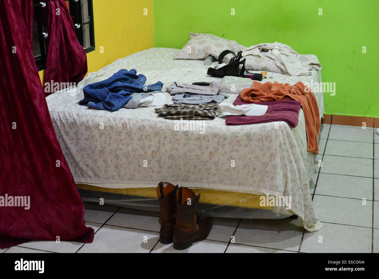 Julio 25, 2014 - Corinto, Cortez, Honduras - un par de botas de vaqueros  son abandonados en una habitación de hotel después de un contrabandista de  personas guatemaltecas clave alojarse allí huyó
