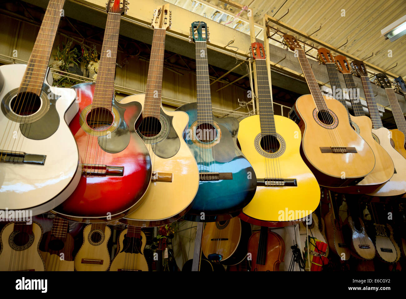 Guitarras venta fotografías e imágenes de alta resolución - Alamy