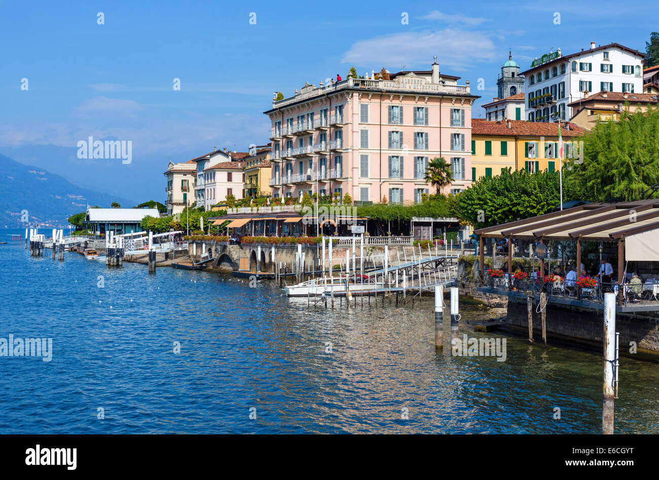 El histórico Hotel Genazzini / Metropole y el hotel Bellagio en la costanera en Bellagio, Lago de Como, en Lombardía, Italia Foto de stock