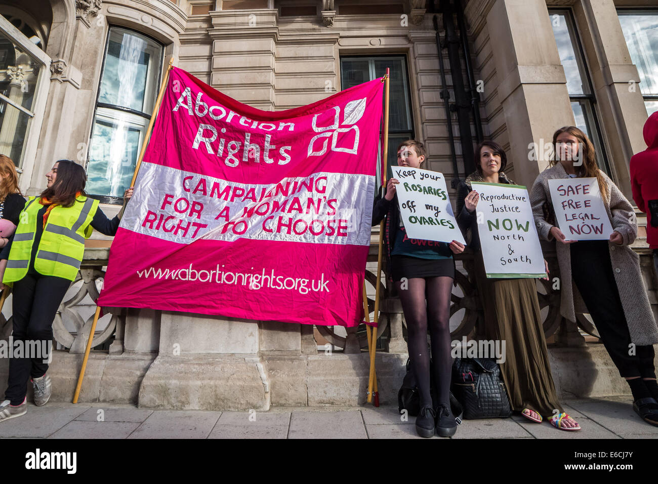 Londres, Reino Unido. 20 Aug, 2014. Aborto protesta fuera de la Embajada irlandesa 2014 Crédito: Guy Corbishley/Alamy Live News Foto de stock