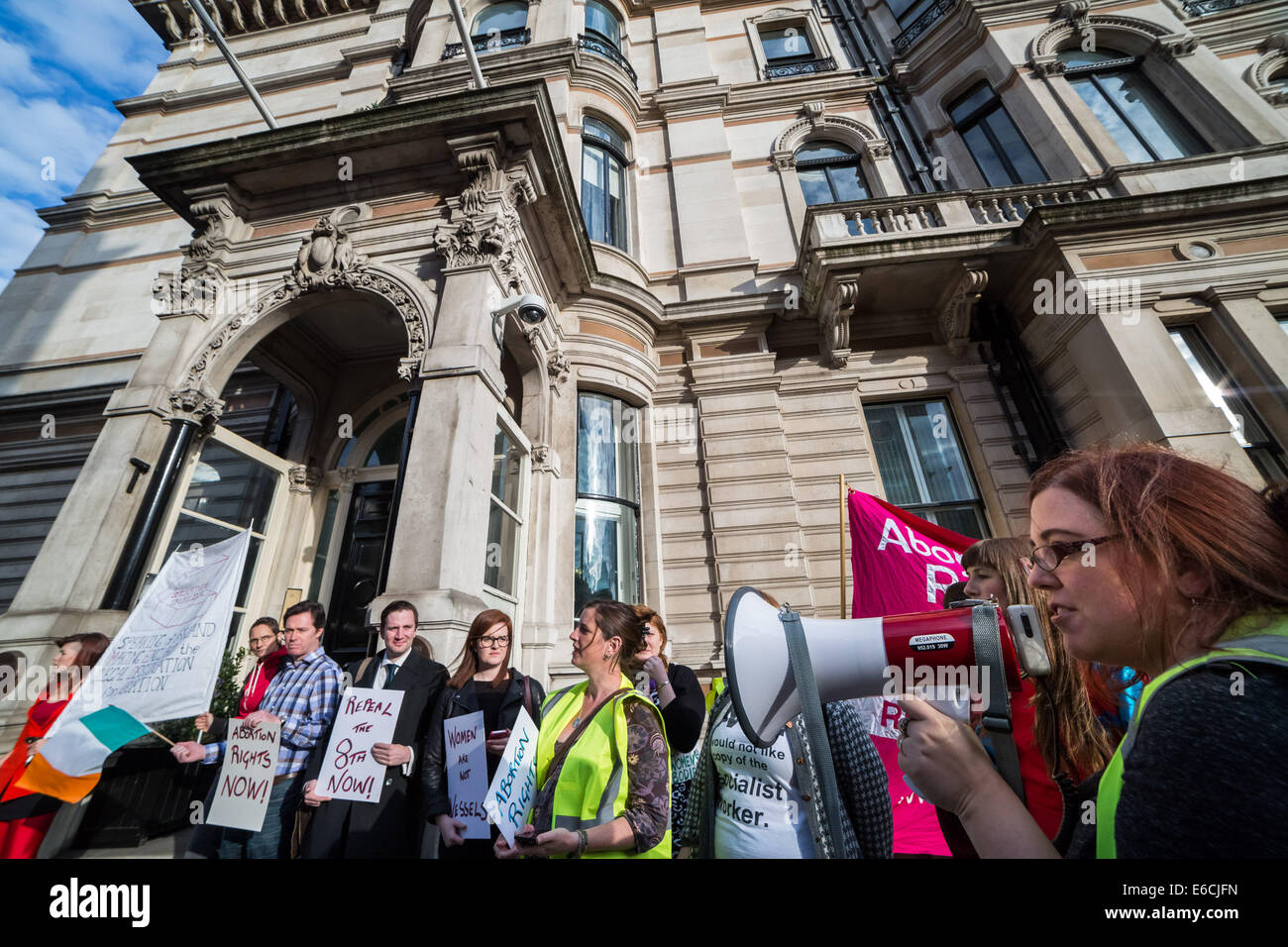 Londres, Reino Unido. 20 Aug, 2014. Aborto protesta fuera de la Embajada irlandesa 2014 Crédito: Guy Corbishley/Alamy Live News Foto de stock