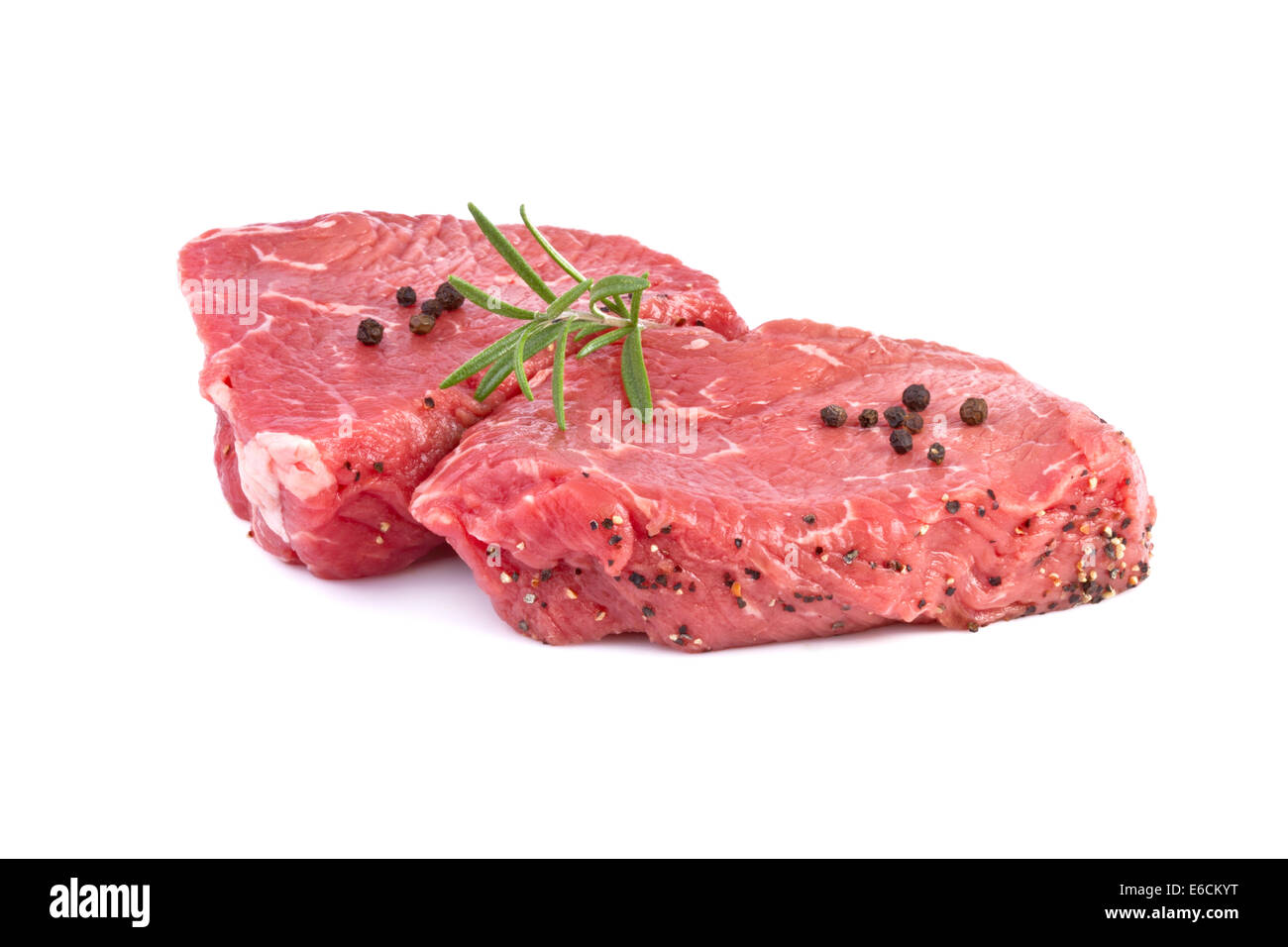 Filete de carne cruda con hierbas verdes Foto de stock