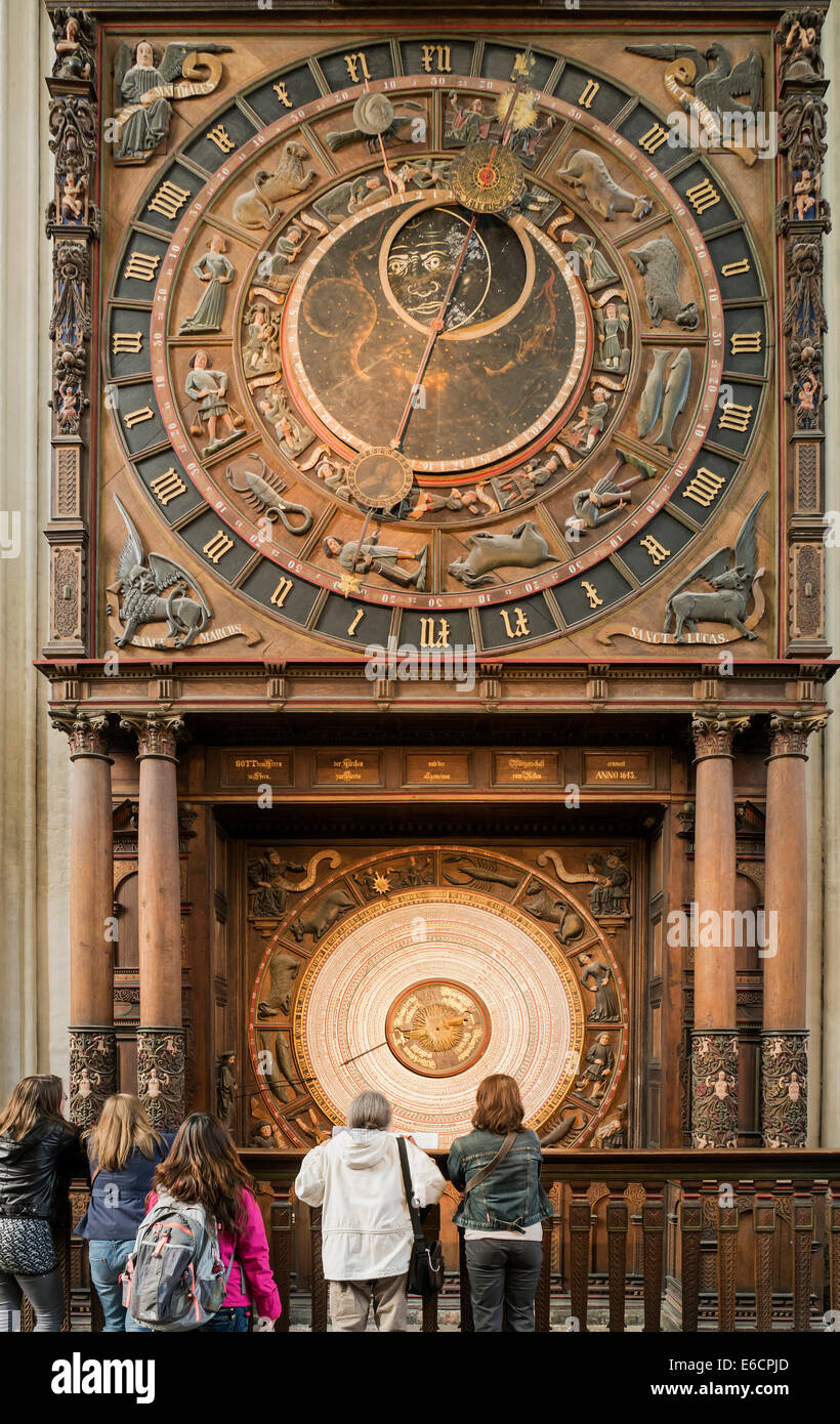 Reloj Astronómico en St.Mary en Rostock, Mecklenburg-Hither-Pomerania,  Alemania, Europa Fotografía de stock - Alamy