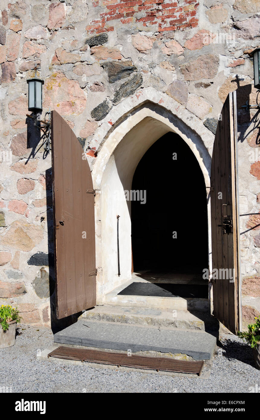 Puerta de la iglesia abierta fotografías e imágenes de alta resolución -  Alamy