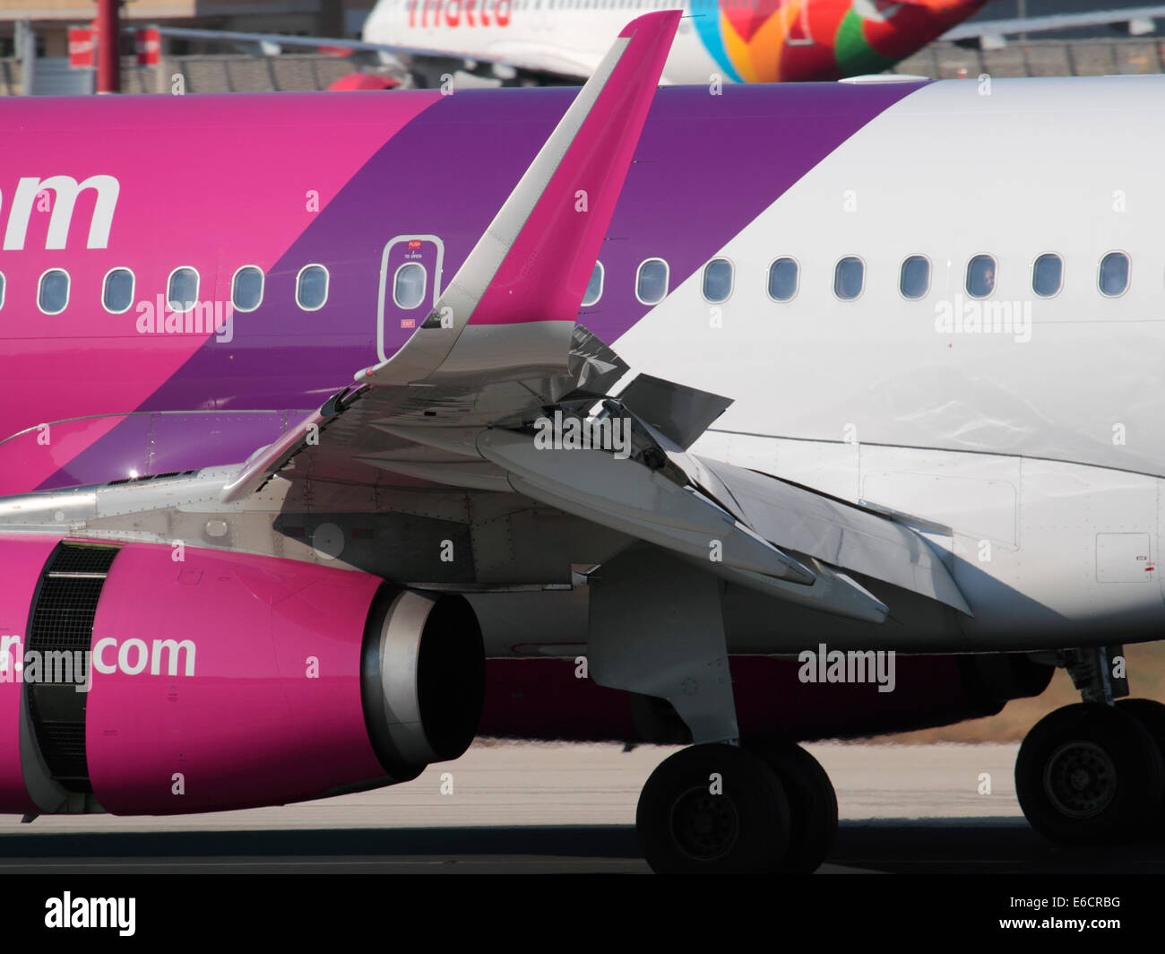 Close-up de la 'sharklet' o winglet (upturned wingtip extensión) en un Airbus A320 de pasajeros narrowbody jet Foto de stock