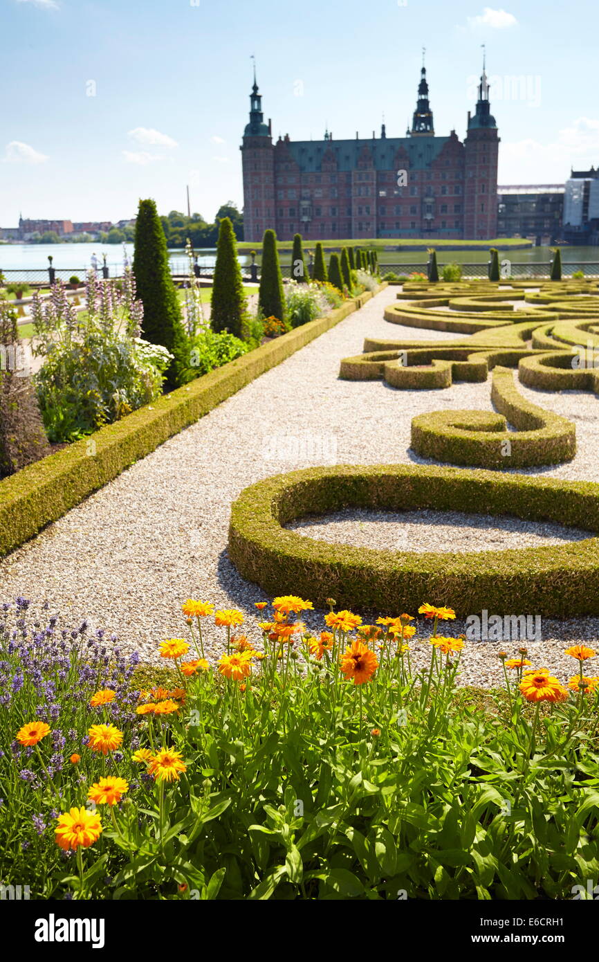 El jardín barroco en el Castillo de Frederiksborg, Dinamarca Foto de stock
