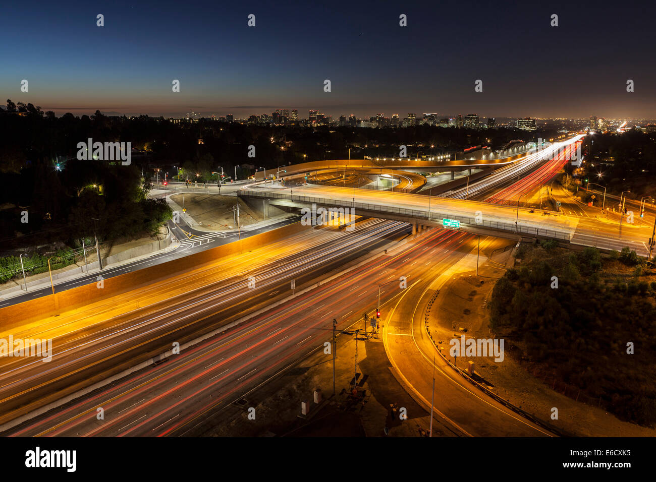 Amanecer ilumina por encima de la San Diego Freeway 405 en Sunset Boulevard en Los Angeles, California. Foto de stock