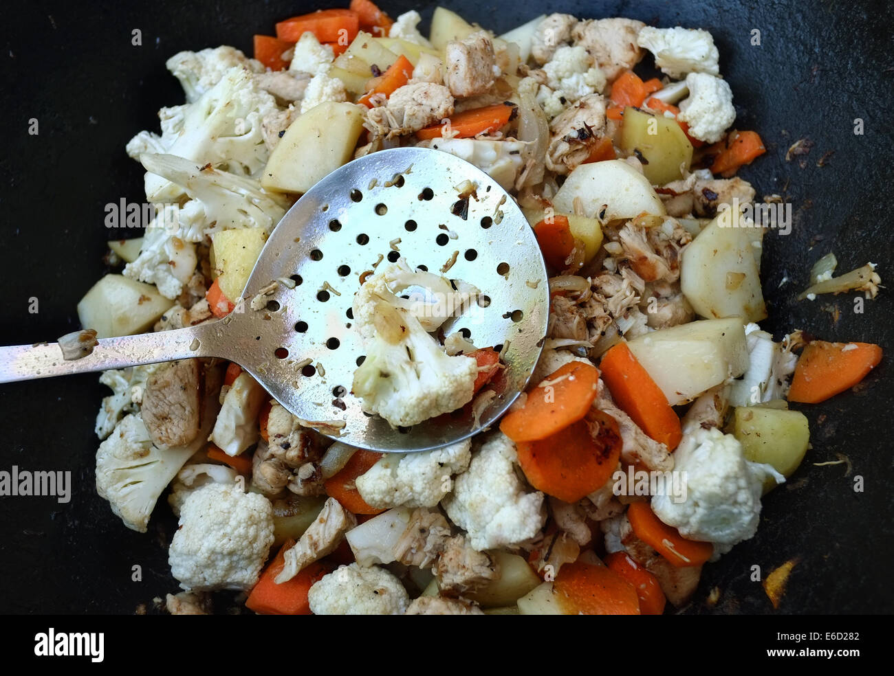La coliflor picada en un wok Fotografía de stock - Alamy