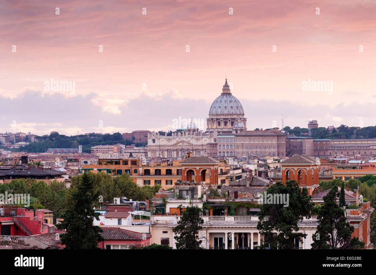 Vista desde el Pincio de la Basílica de San Pedro, el Vaticano, Roma, Lazio, Italia Foto de stock