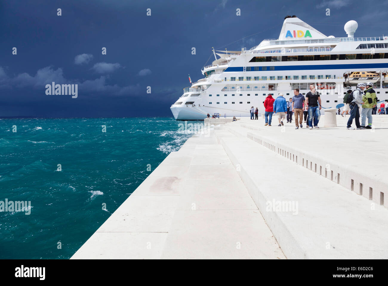 Órgano de mar con un barco de crucero, y ante la inminente tormenta, Zadar, Croacia, Dalmacia Foto de stock