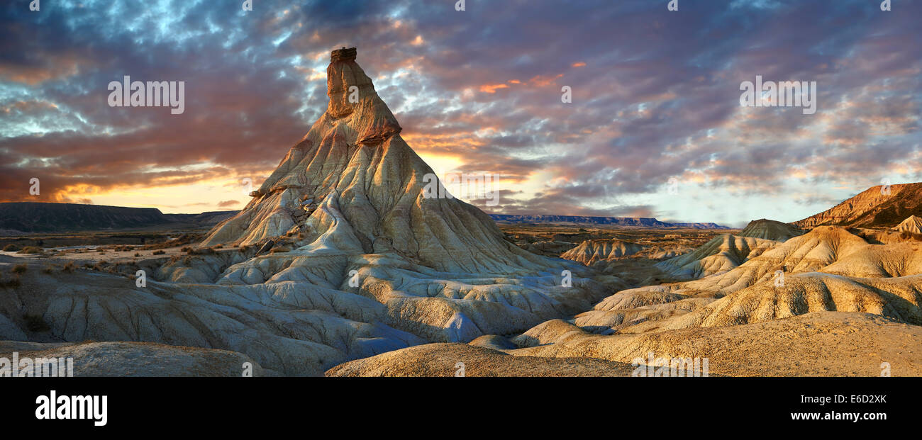 Castildeterra formación rocosa en la Bardena Blanca, zona del parque natural de las Bardenas Reales, Navarra, ESPAÑA Foto de stock