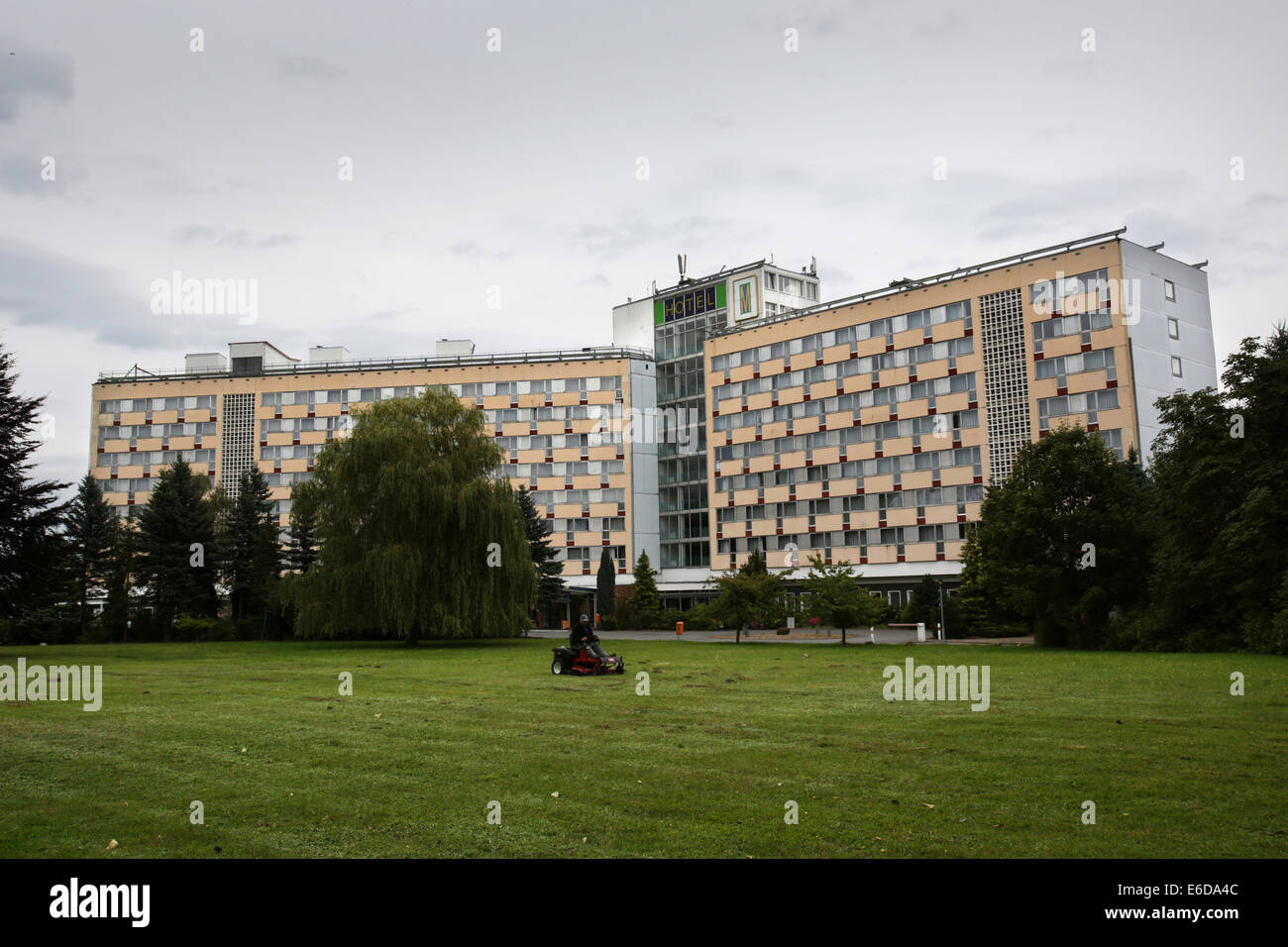 El Hotel Mueritz en Klink, Alemania, 19 de agosto de 2014. Según los planes del grupo Avila desde Berlín, el edificio debe ser demolido en 2014. El antiguo hotel de la Rda sindicato será sustituido por un nuevo hotel en 2017. Foto: Bernd Wuestneck/dpa Foto de stock