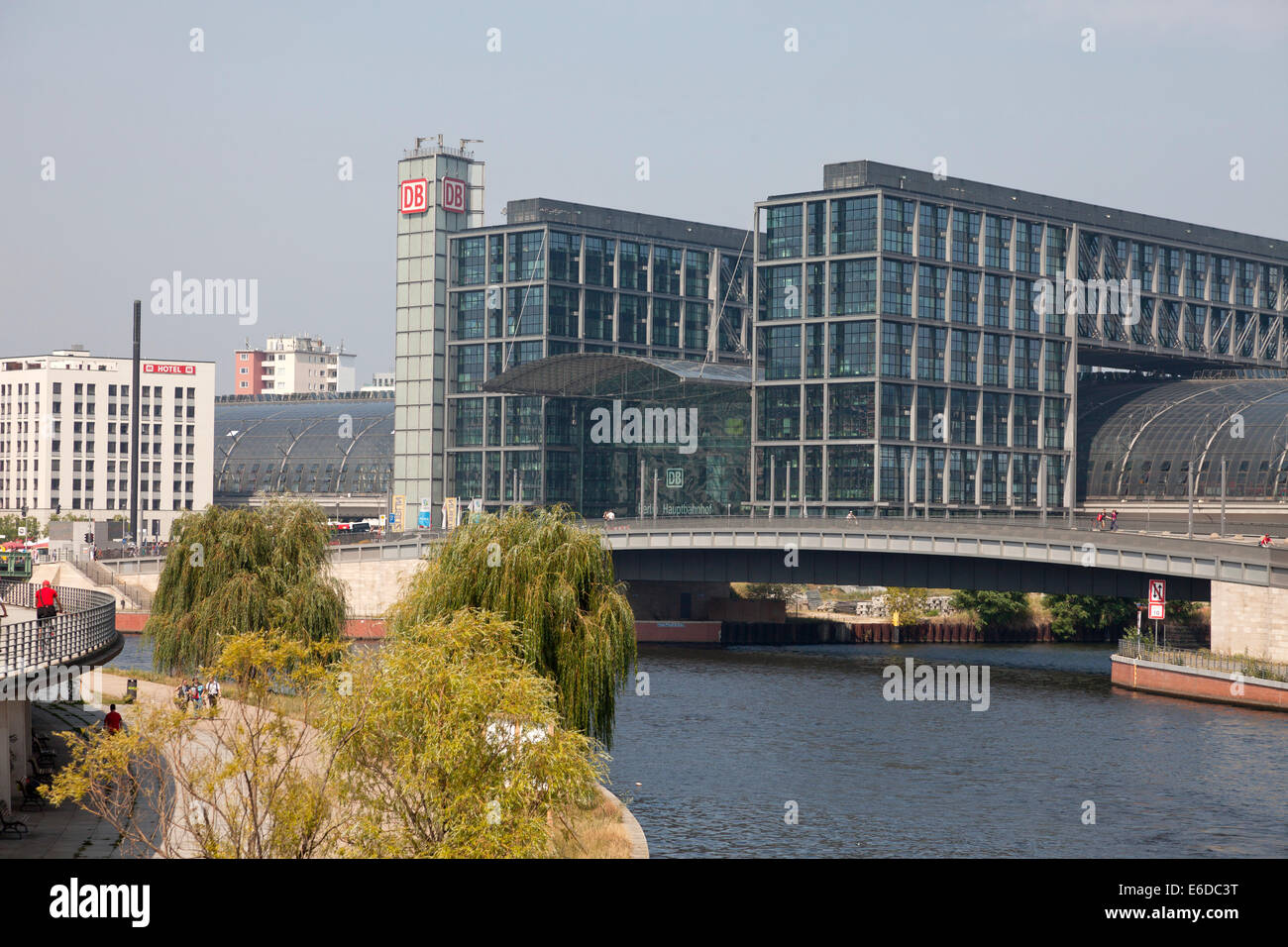 La nueva estación principal de tren Hauptbahnhof y el río Spree, en Berlín, Alemania, Europa Foto de stock