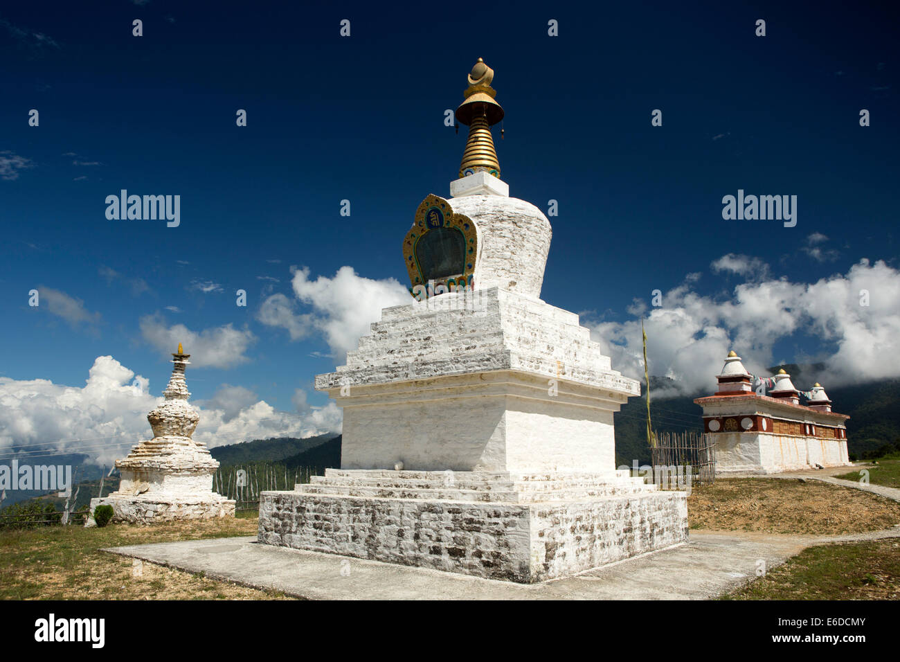 Bhután oriental, distrito de Mongar, aldea Yadi chortens budistas, junto a la carretera nacional Foto de stock