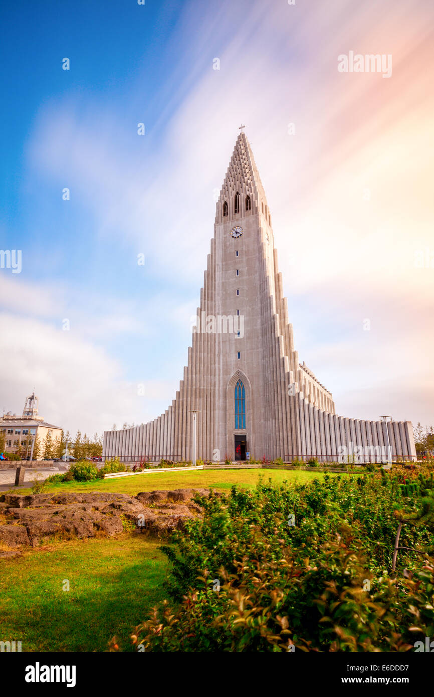 La iglesia Hallgrimskirkja en Reykjavik, Islandia Foto de stock