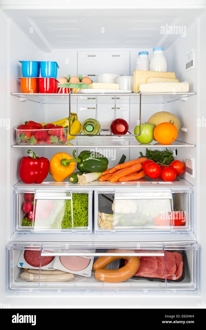 Refrigerador lleno de comida fotografías e imágenes de alta resolución