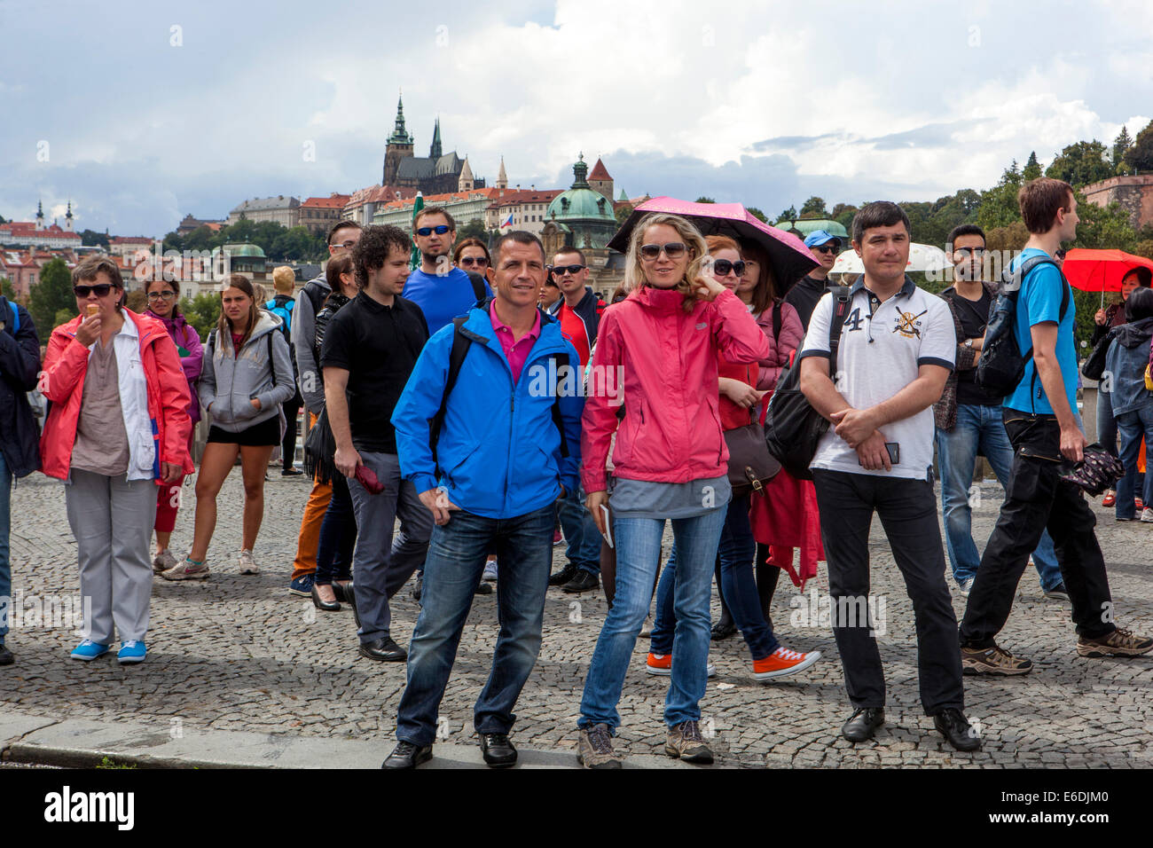 Gente viaja en Praga Turismo República Checa turistas Foto de stock