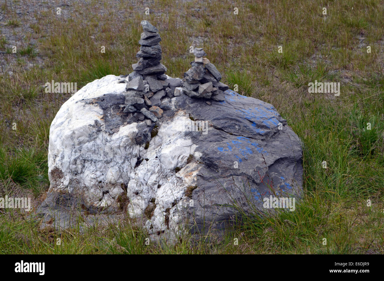 Un misterioso montón de piedras, obviamente construido a mano que parece ser una tradición sami. Se encuentran por todo el lugar. Foto de stock
