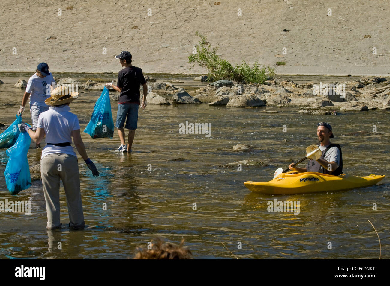 Ocean Kayak en el FoLAR anual "La Gran Limpieza' limpiar de la Río