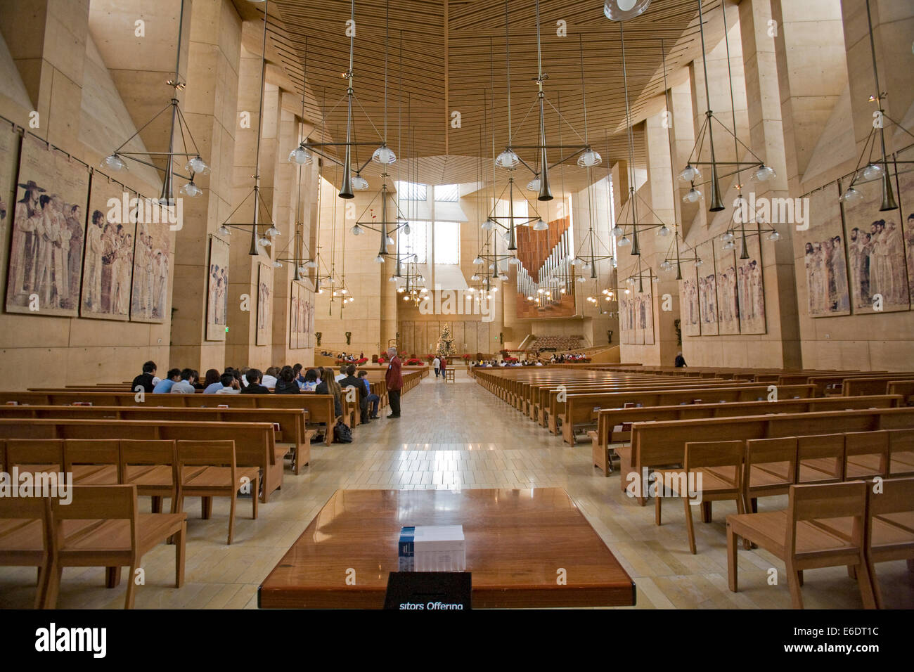 El interior de la Catedral de Nuestra Señora de Los Ángeles por el arquitecto Rafael Moneo, el centro de Los Angeles, California, Estados Unidos. Foto de stock