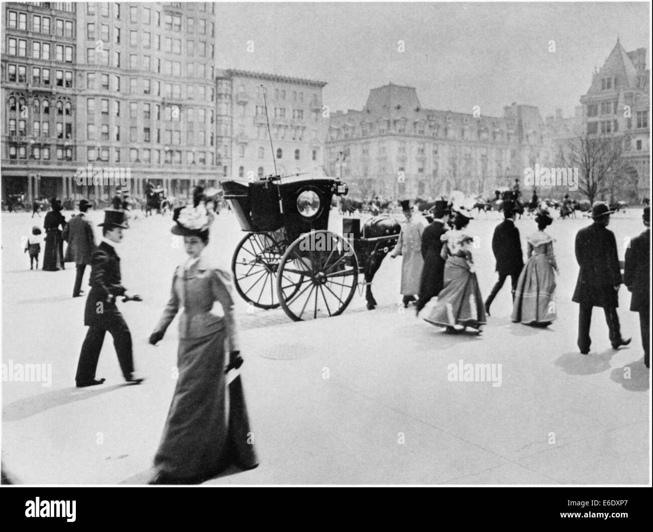 Escena de multitudes, la Quinta Avenida, la Plaza en la calle 58, de la ciudad de Nueva York, Estados Unidos, 1898 Foto de stock