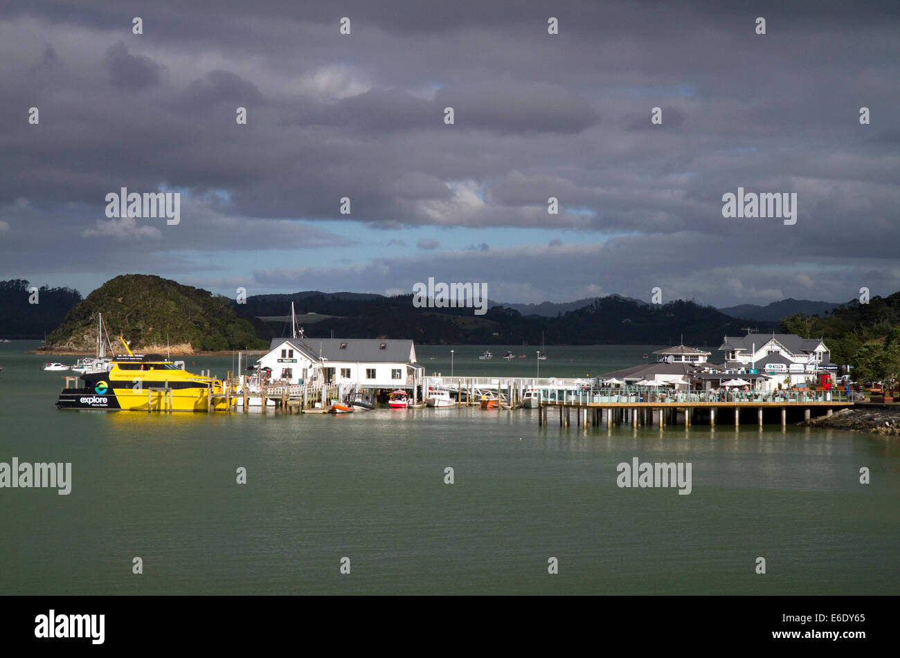 Bahía de las islas en la ciudad de Paihia, Isla del Norte, Nueva Zelanda. Foto de stock