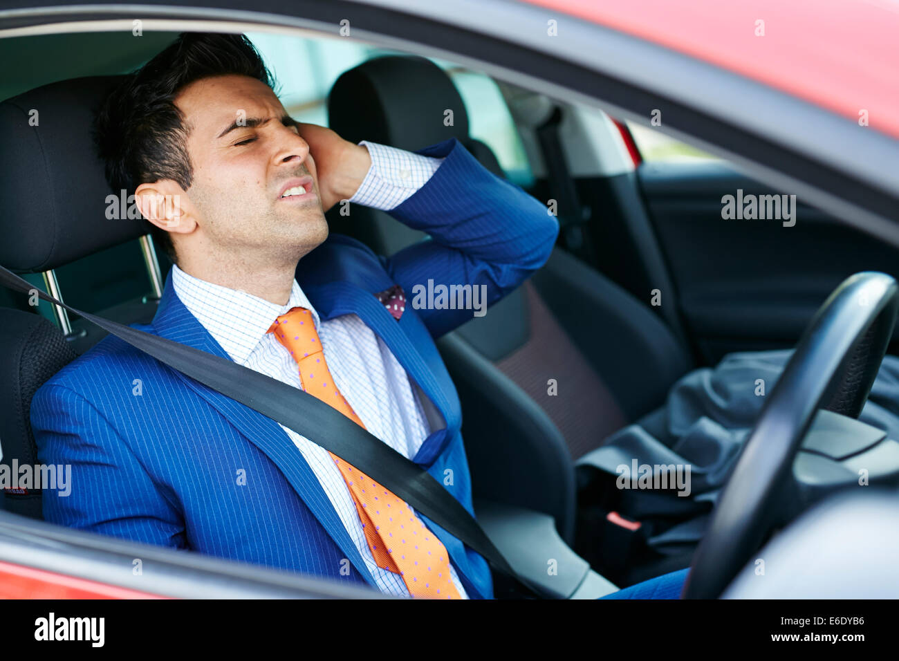 Hombre cansado en coche Foto de stock