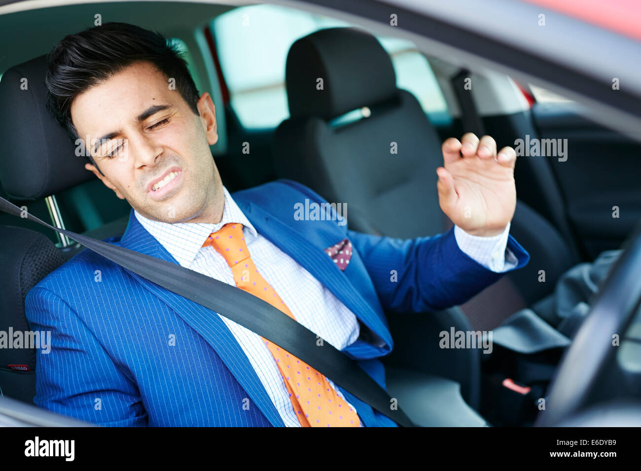 Hombre cansado en coche Foto de stock